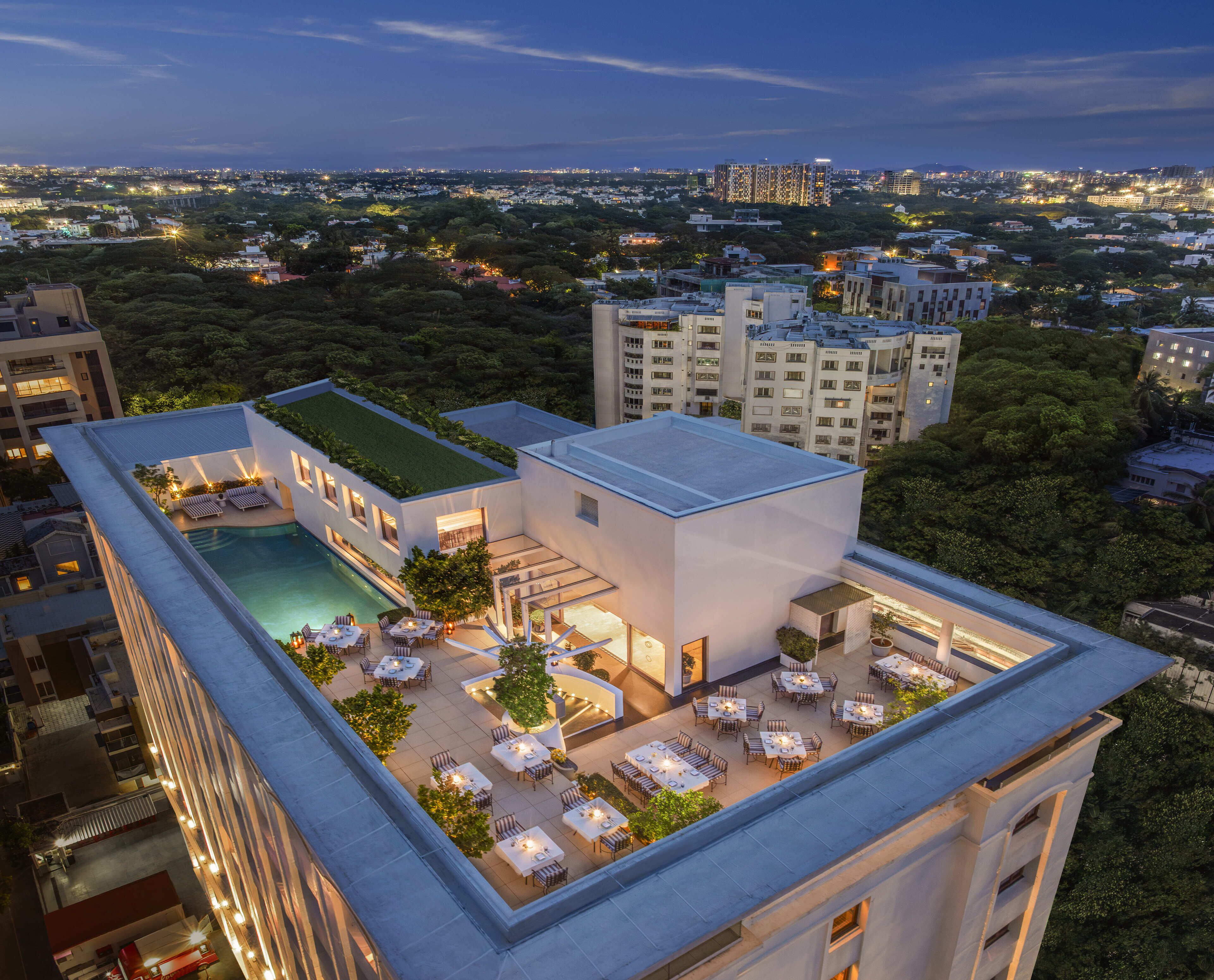 Outdoor pool, free pool cabanas, pool loungers