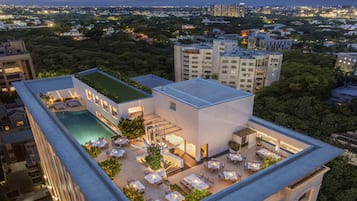 Outdoor pool, free pool cabanas, pool loungers