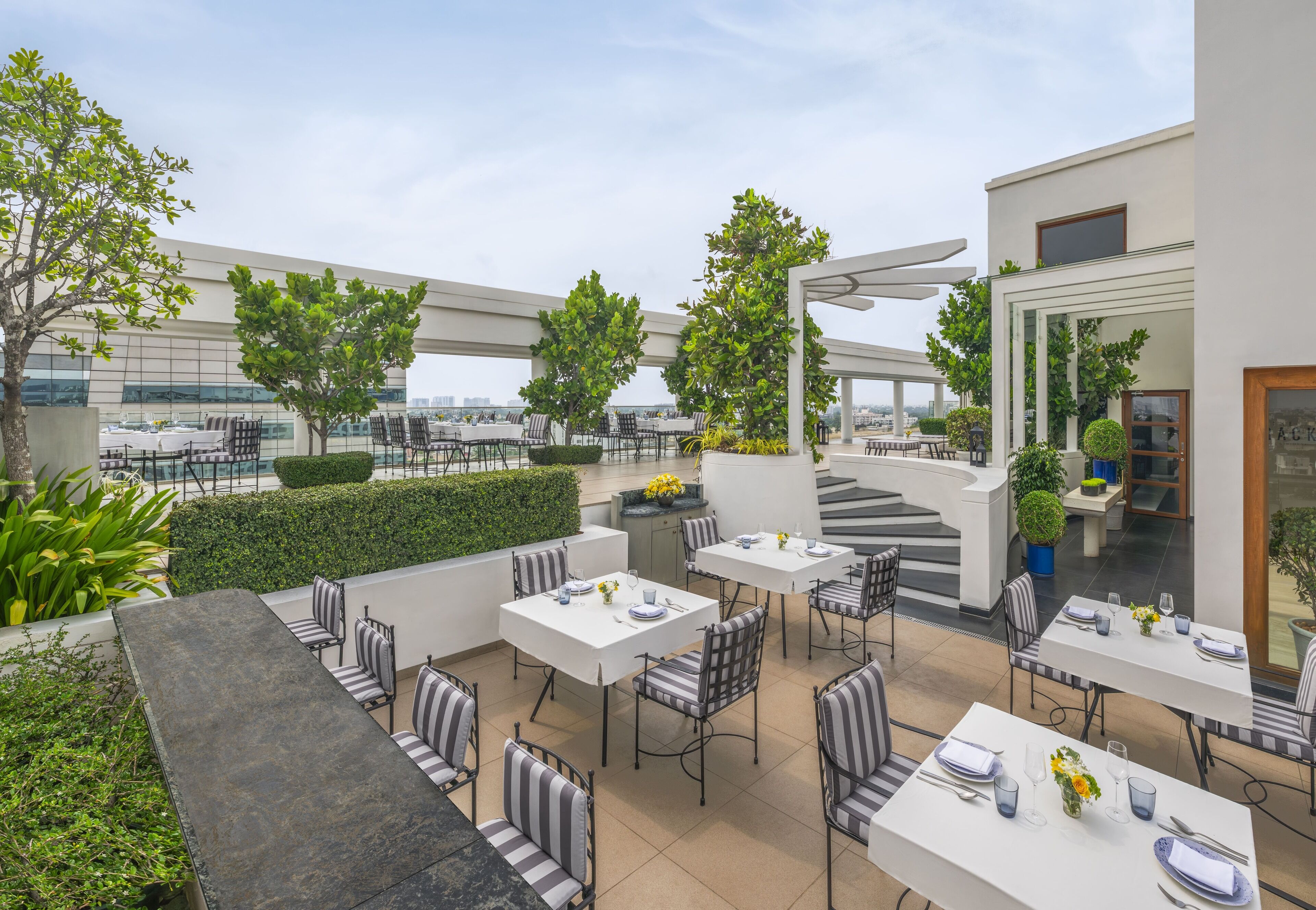 3 restaurants, breakfast, lunch, dinner served; international cuisine 