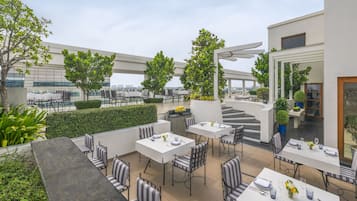 3 restaurants, breakfast, lunch, dinner served; international cuisine