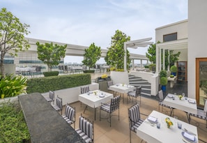 3 restaurants, breakfast, lunch, dinner served; international cuisine