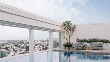 Outdoor pool, free cabanas, sun loungers
