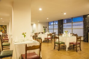 Breakfast, lunch, dinner served; international cuisine  - Hotel San Agustin Riviera (Lima)