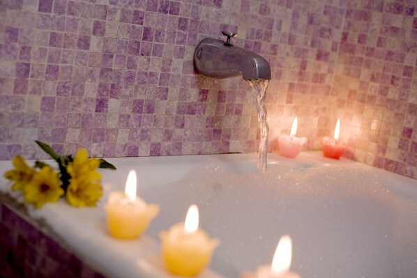 Suite | Baño | Tina, regadera tipo lluvia, secadora de cabello, bidet 