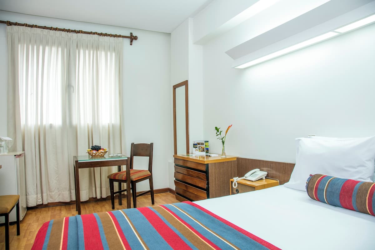 Cofres nos quartos, escrivaninha, cortinas blackout, Wi-Fi de cortesia