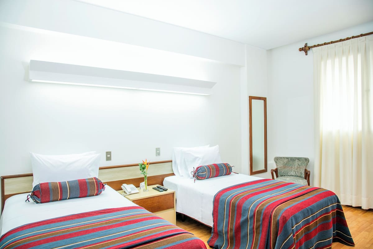 Cofres nos quartos, escrivaninha, cortinas blackout, Wi-Fi de cortesia