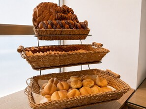 Brot und Gebäck in Körben aus Weidwerk.