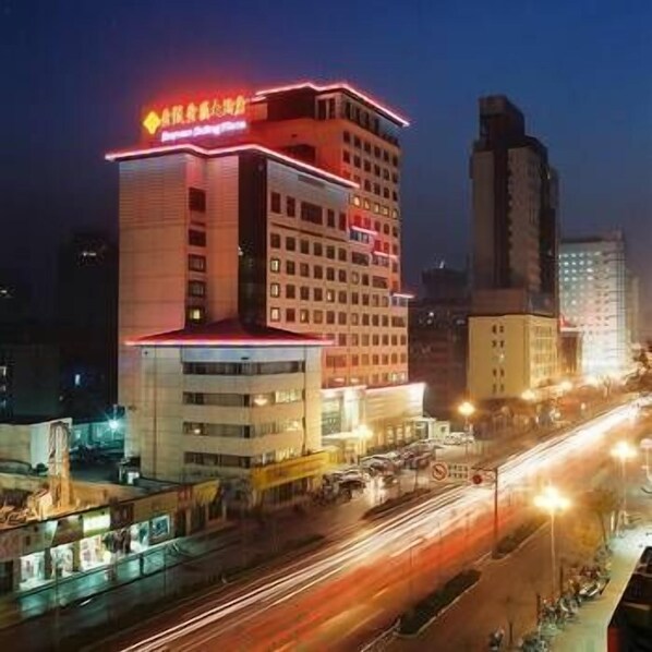 Mặt tiền nơi lưu trú - ban đêm