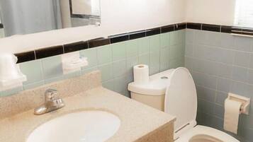 Een douche, gratis toiletartikelen, een haardroger, handdoeken