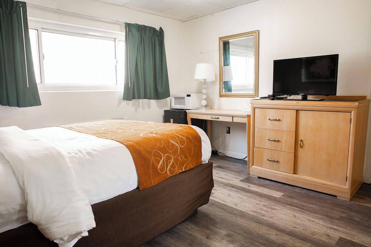 Room | Premium bedding, down comforters, desk, laptop workspace