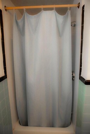 Shower, free toiletries, hair dryer, towels - Bedford Motel (Bedford)