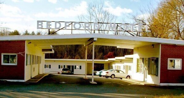 Free self parking - Bedford Motel (Bedford)