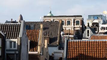 Una calle estrecha con edificios juntos, algunos con ventanas y balcones a la vista.