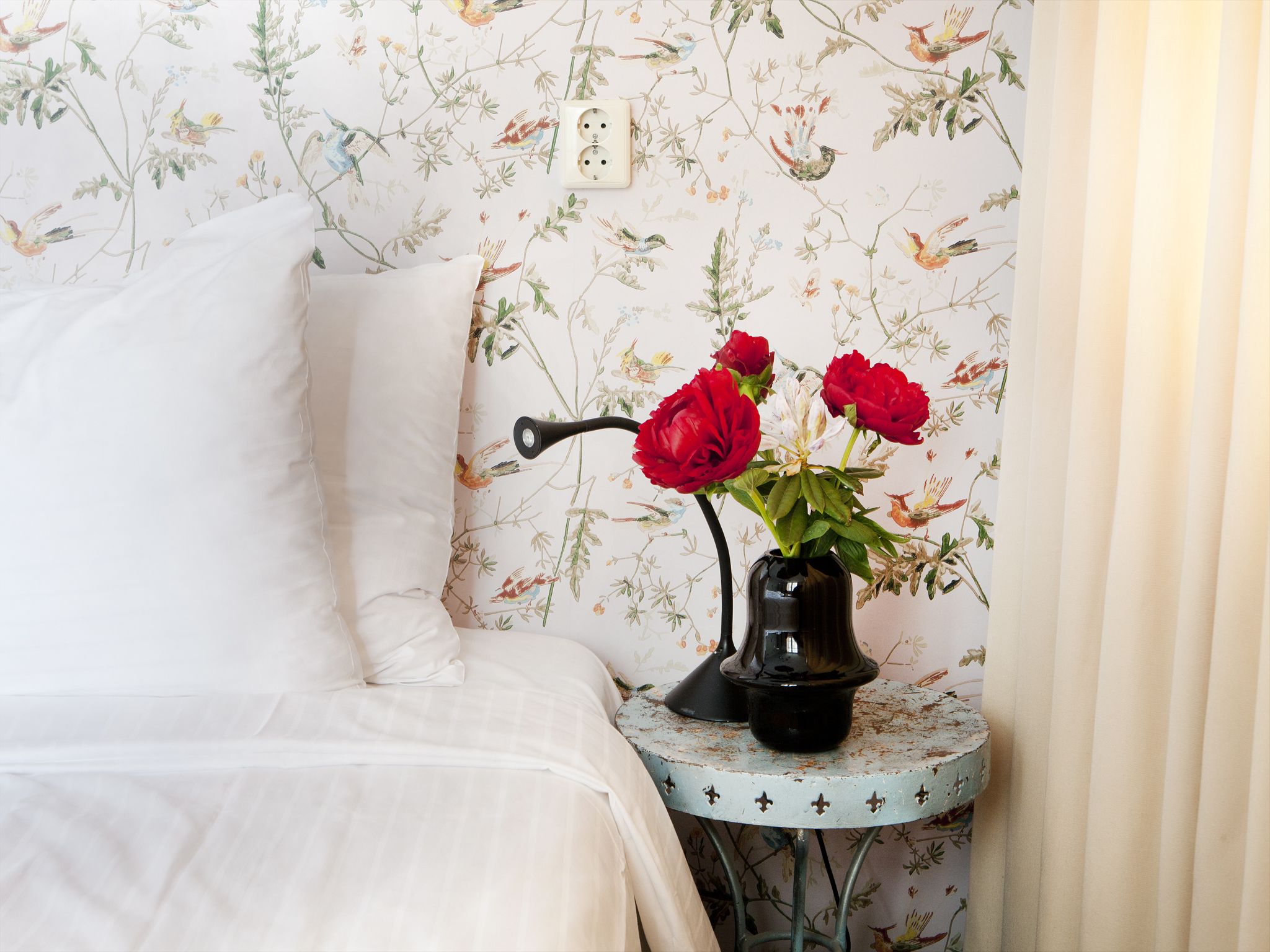 double room, 1 king bed, courtyard view | free minibar, in-room safe, individually decorated