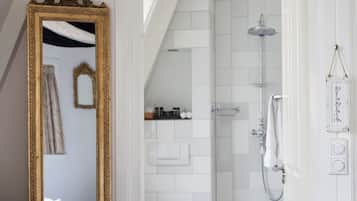 Chambre Double, 1 très grand lit, vue cour intérieure | Salle de bain | Douche, douche à « effet pluie », articles de toilette de luxe