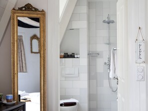 Double Room, 1 King Bed, Courtyard View | Bathroom | Shower, rainfall showerhead, designer toiletries, hair dryer - Rosalia's Menagerie InnUpstairs (Amsterdam)