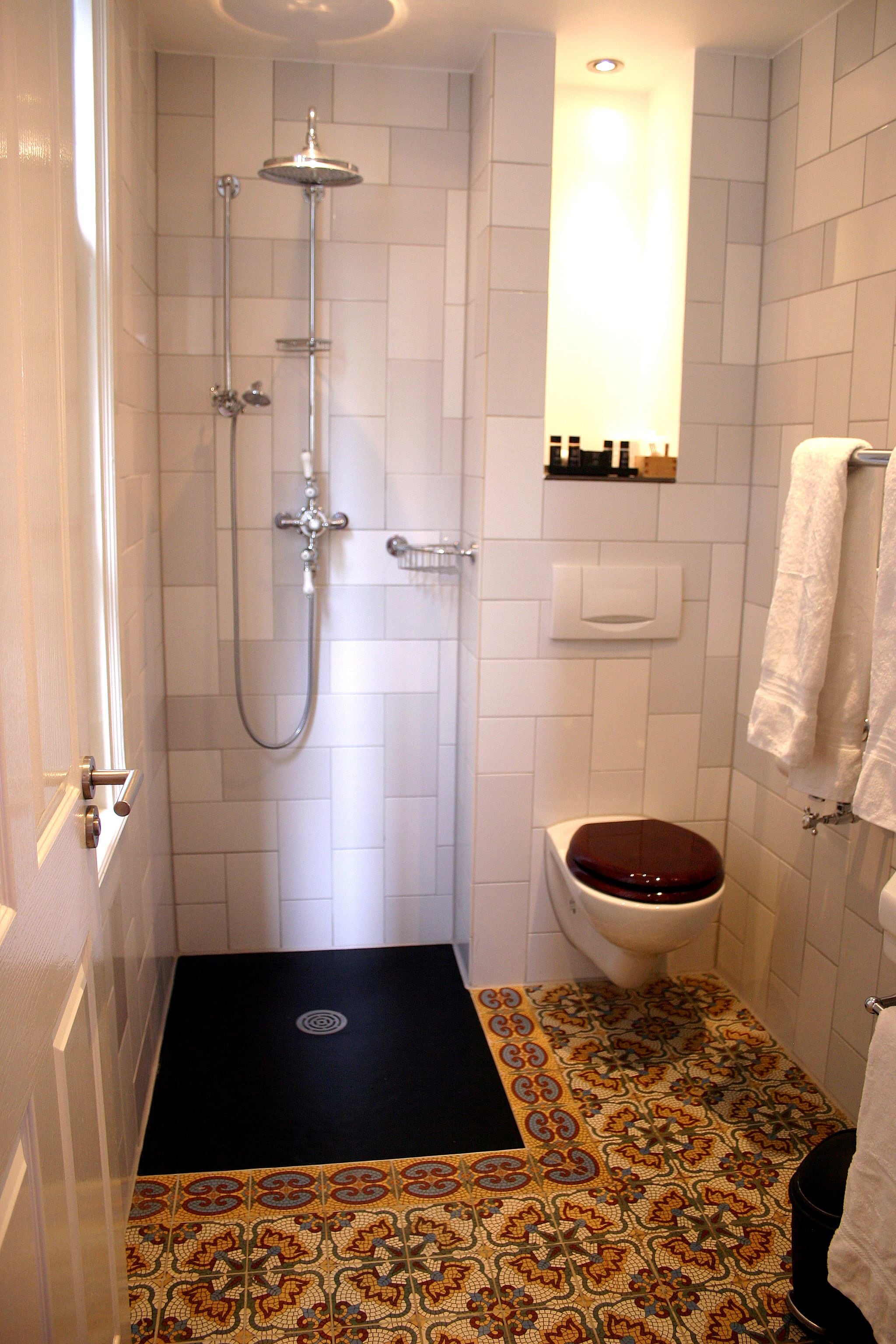 double room, 1 king bed, courtyard view | bathroom | shower, rainfall showerhead, designer toiletries, hair dryer