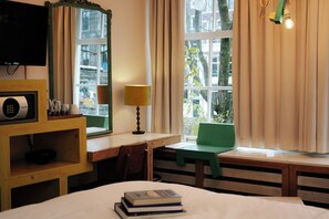 Double Room, 1 King Bed, Canal View - Rosalia's Menagerie InnUpstairs (Amsterdam)