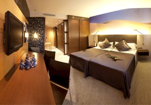 Een bureau, gratis wifi, beddengoed