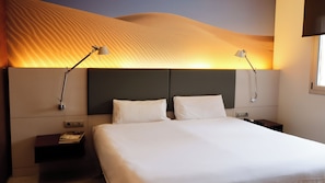 Suite | Desk, free WiFi, bed sheets - Hotel Urpi (Sabadell)