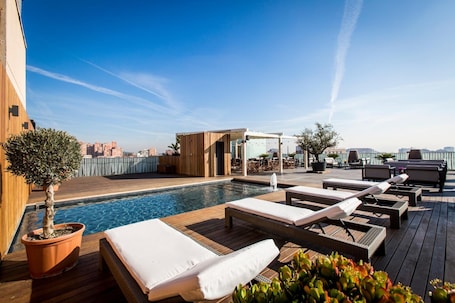 Una piscina al aire libre de temporada. Hotel Urpi