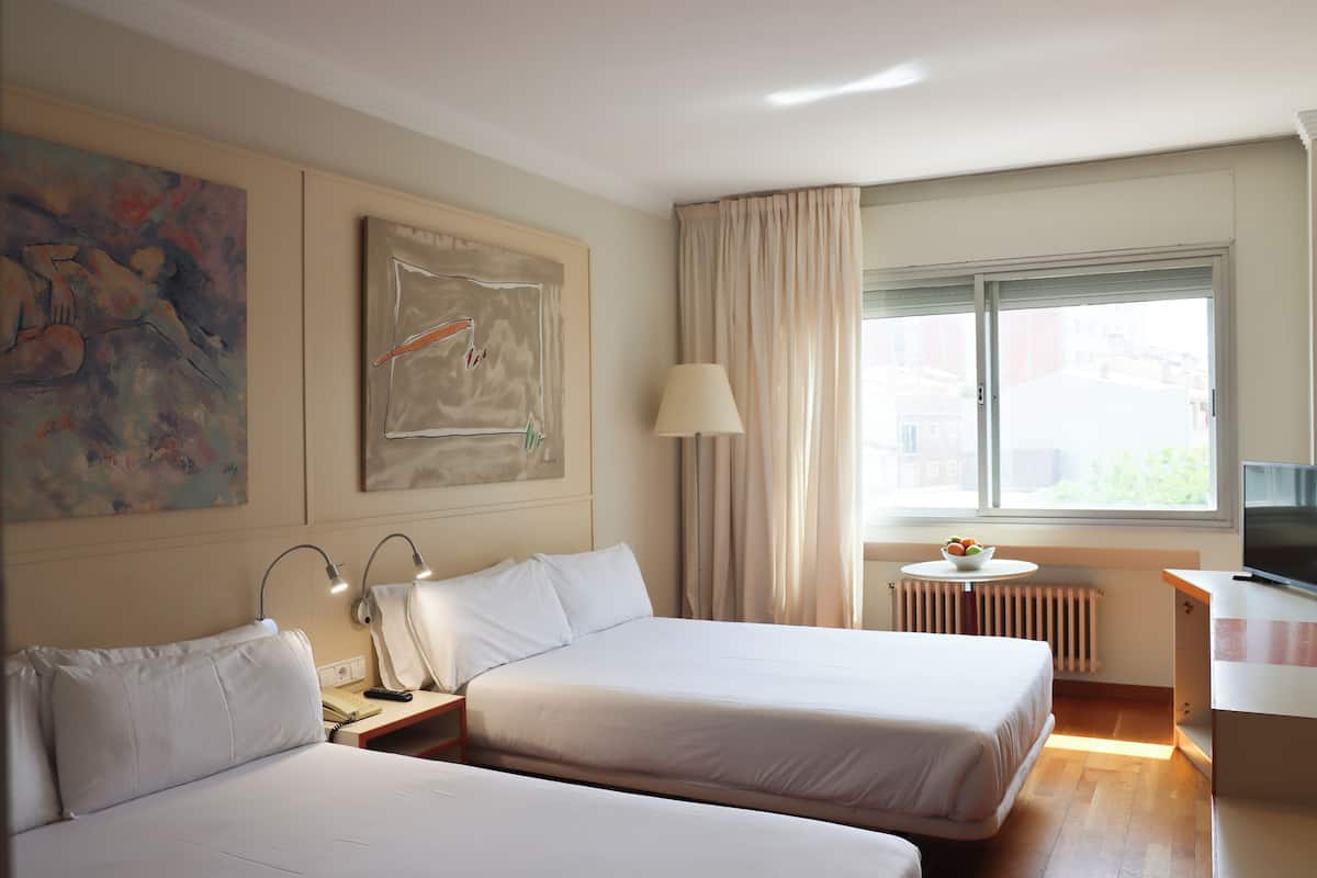 Habitación familiar | Escritorio, wifi gratis y ropa de cama