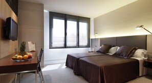 Escritorio, wifi gratis y ropa de cama 