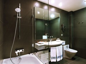 Suite | Bathroom | Free toiletries, hair dryer, towels - Hotel Urpi (Sabadell)