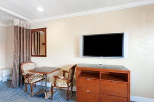 Escritorio, tabla de planchar con plancha, wifi gratis y ropa de cama 