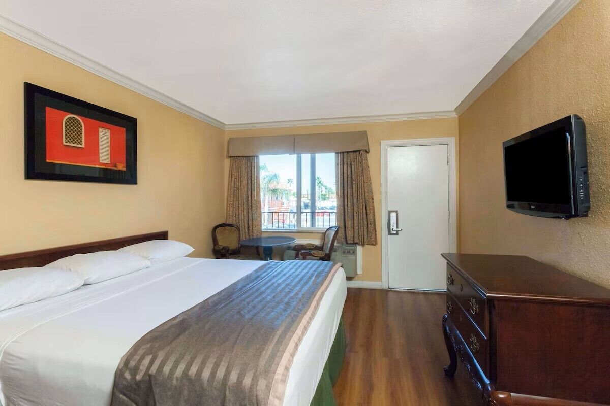 Skrivebord, strykejern/-brett, wi-fi (inkludert) og sengetøy