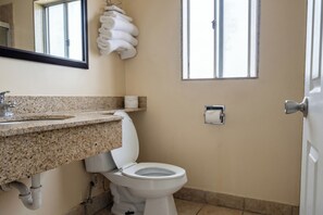Shower, free toiletries, hair dryer, towels - Om Park Inn and Suites El Cajon near San Diego (El Cajon)