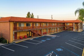 Free self-parking - Om Park Inn and Suites El Cajon near San Diego (El Cajon)