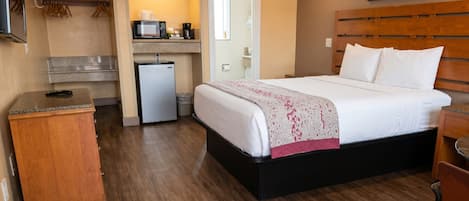 Escritorio, tabla de planchar con plancha, wifi gratis y ropa de cama