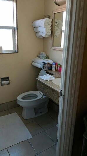 Dusj, toalettartikler (inkludert), hårføner og håndklær