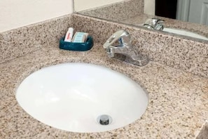 Dusj, toalettartikler (inkludert), hårføner og håndklær