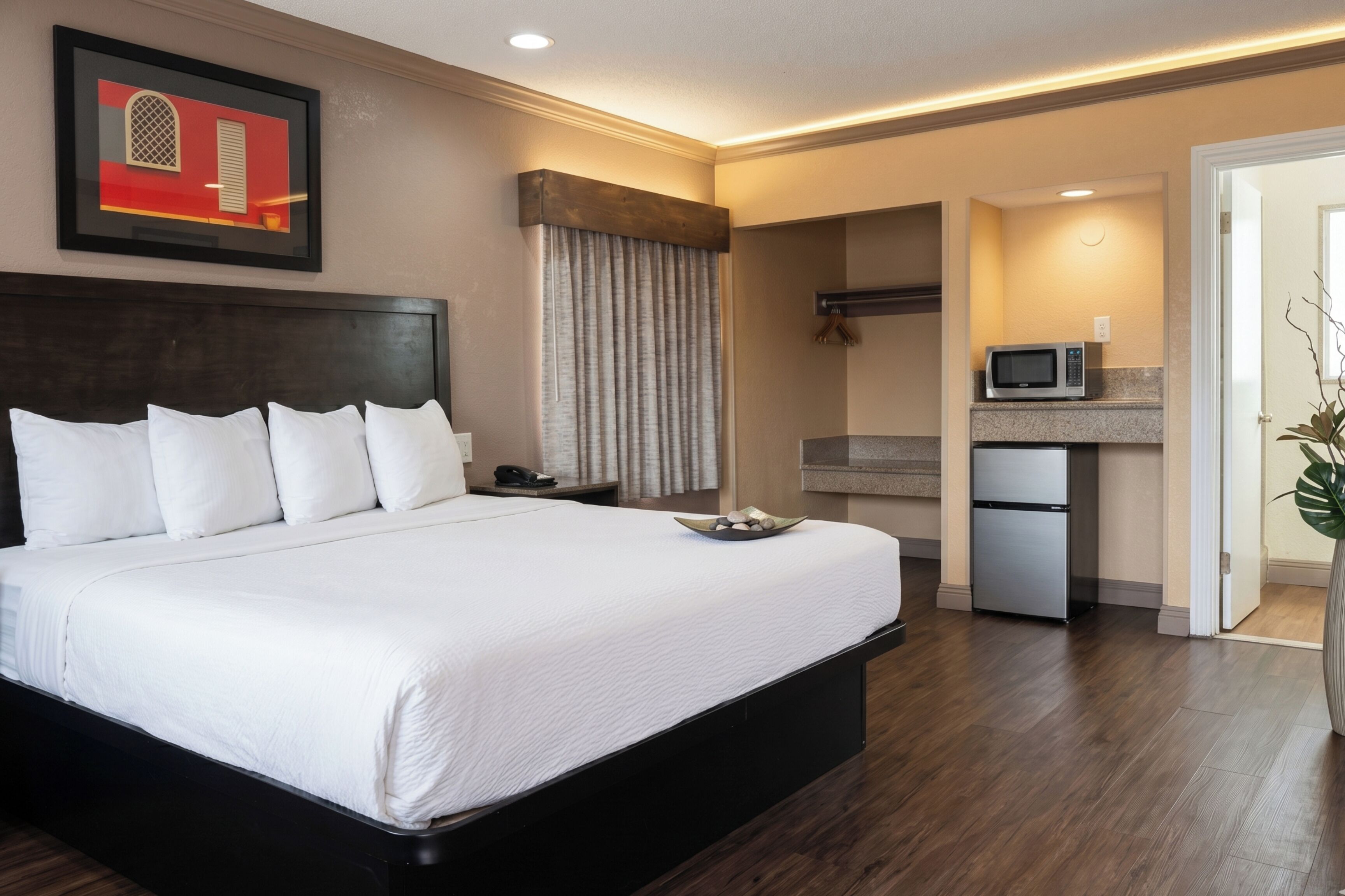 Room, 1 King Bed, Non Smoking | Desk, iron/ironing board, free WiFi, bed sheets