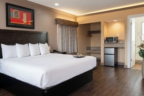 Habitación, 1 cama King size, para no fumadores | Escritorio, tabla de planchar con plancha, wifi gratis y ropa de cama 