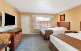 Escritorio, tabla de planchar con plancha, wifi gratis y ropa de cama