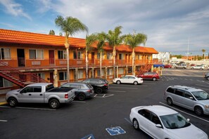 Property entrance - Om Park Inn and Suites El Cajon near San Diego (El Cajon)