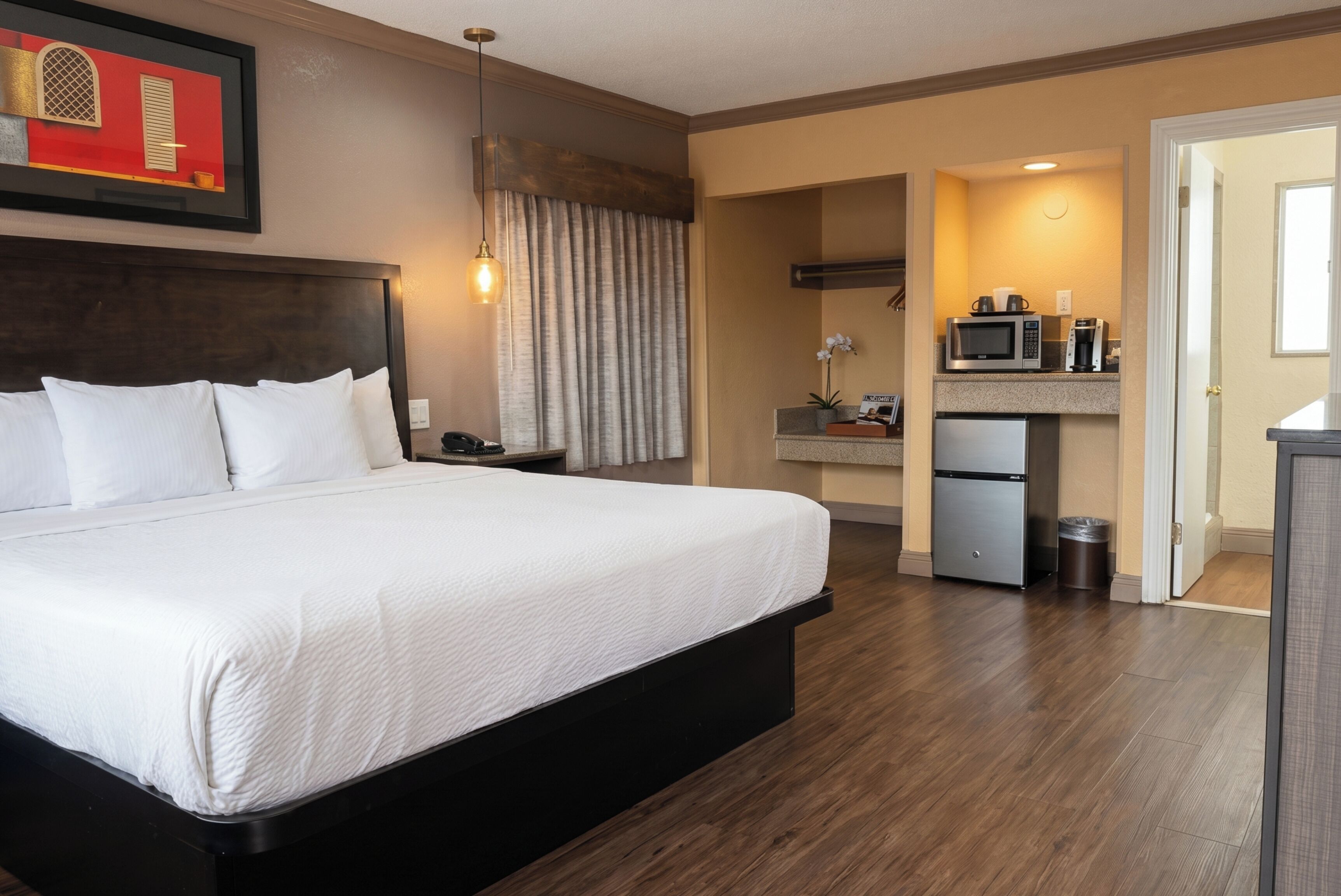 Chambre, 1 très grand lit, non-fumeurs | Bureau, fer et planche à repasser, Wi-Fi gratuit, draps fournis