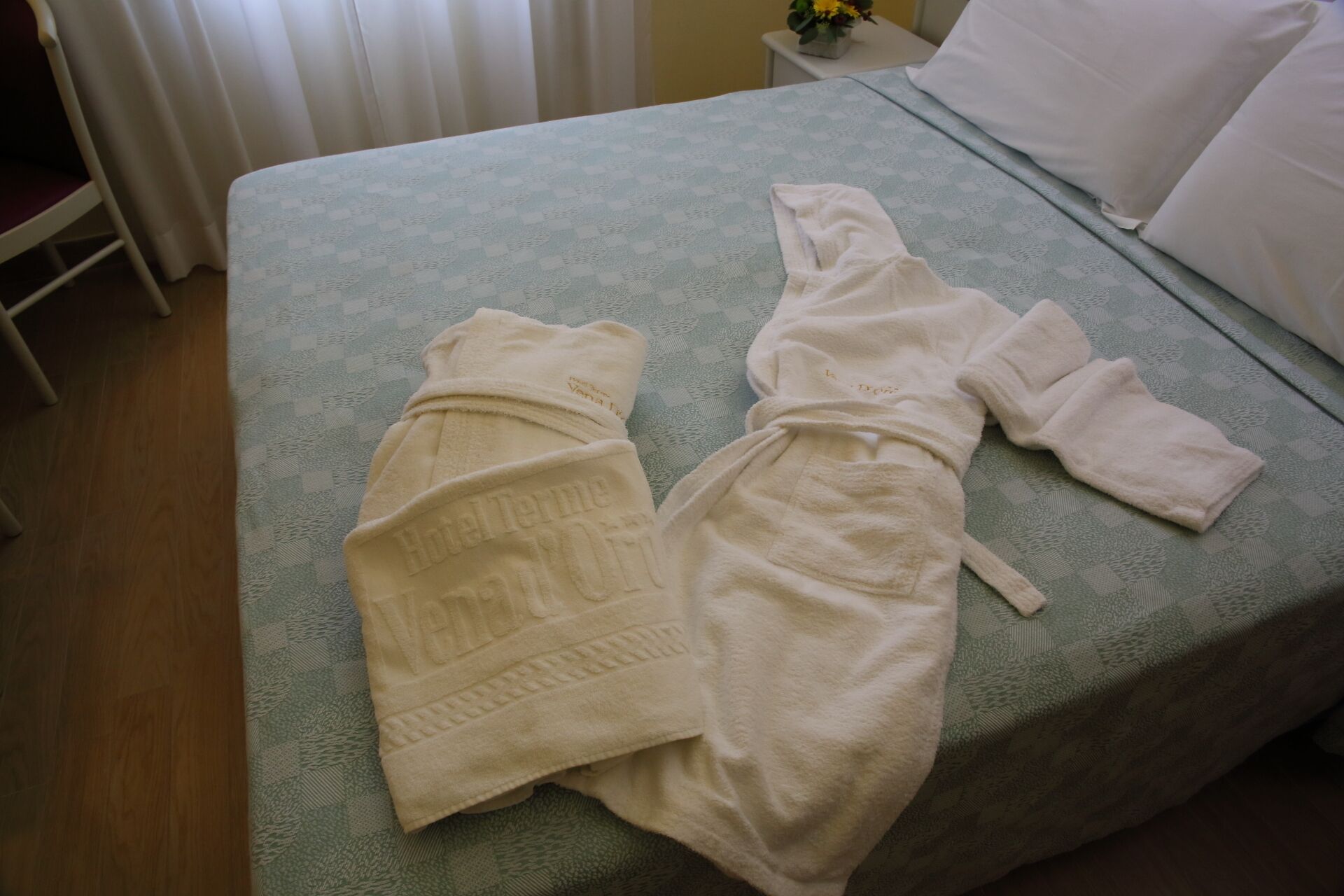 double or twin room | in-room safe, desk, free wifi, bed sheets