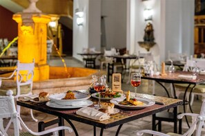 5 Restaurants; Frühstück, Mittagessen und Abendessen werden serviert