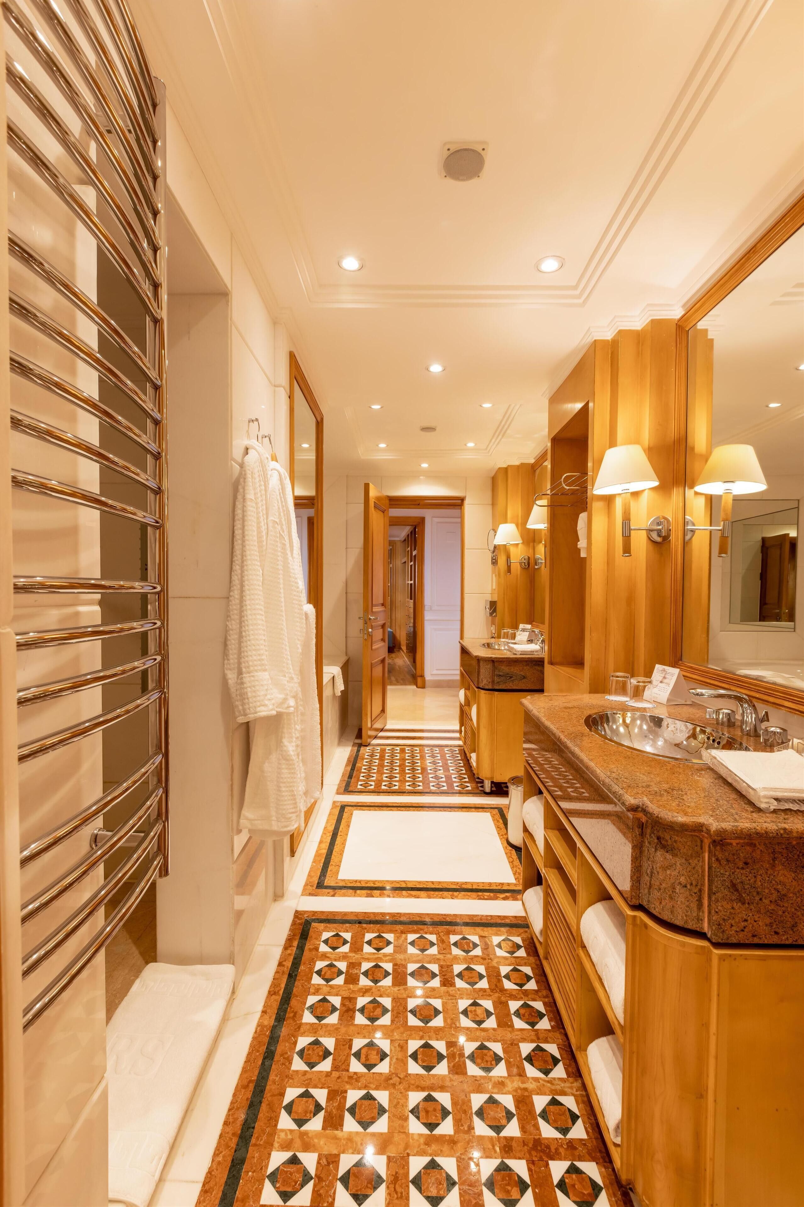 egyptian cotton sheets, tempur-pedic beds, minibar, in-room safe