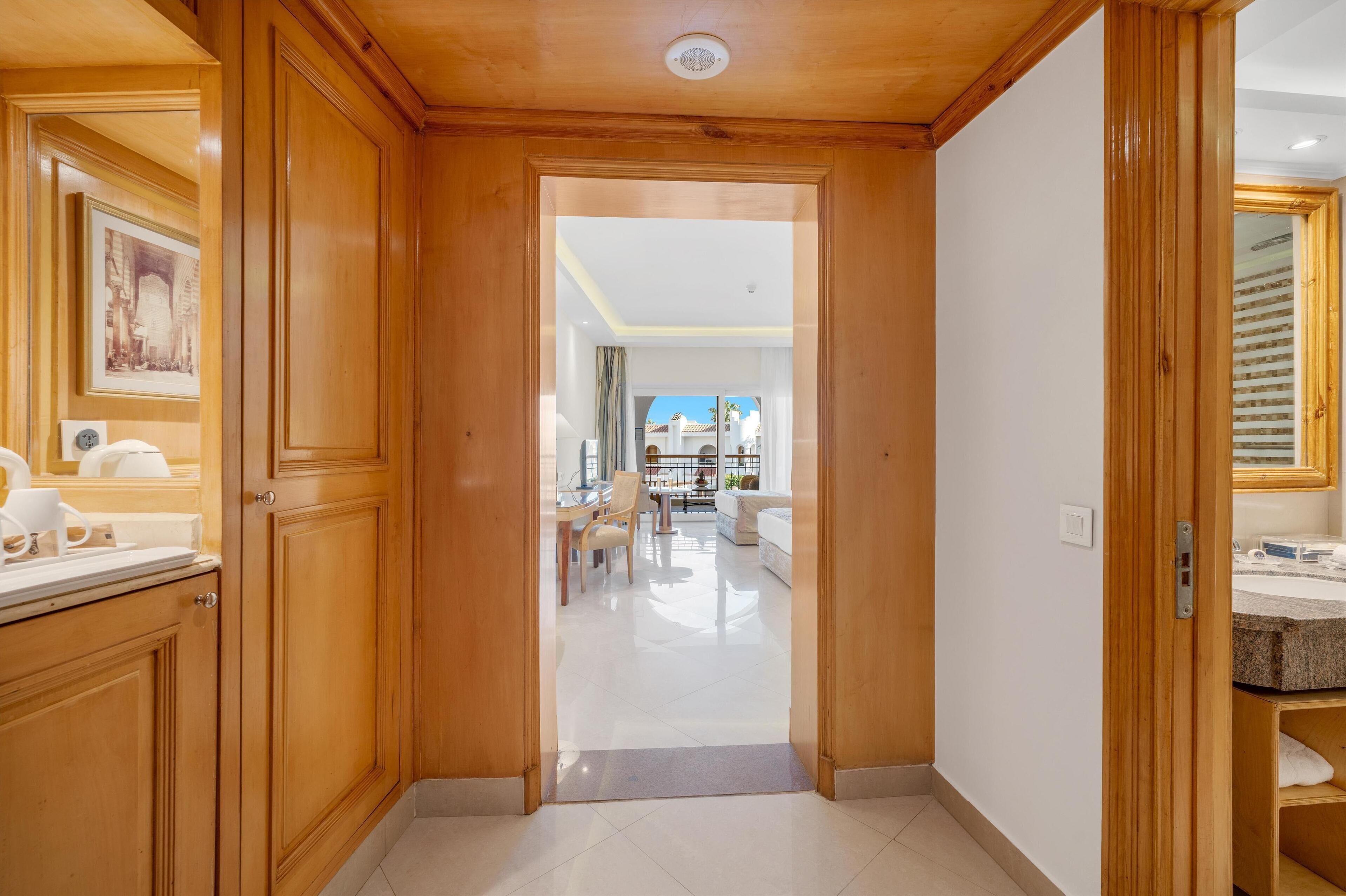 Chambre Triple, vue jardin (Diplomatic) | Draps en coton égyptien, matelas Tempur-Pedic, minibar