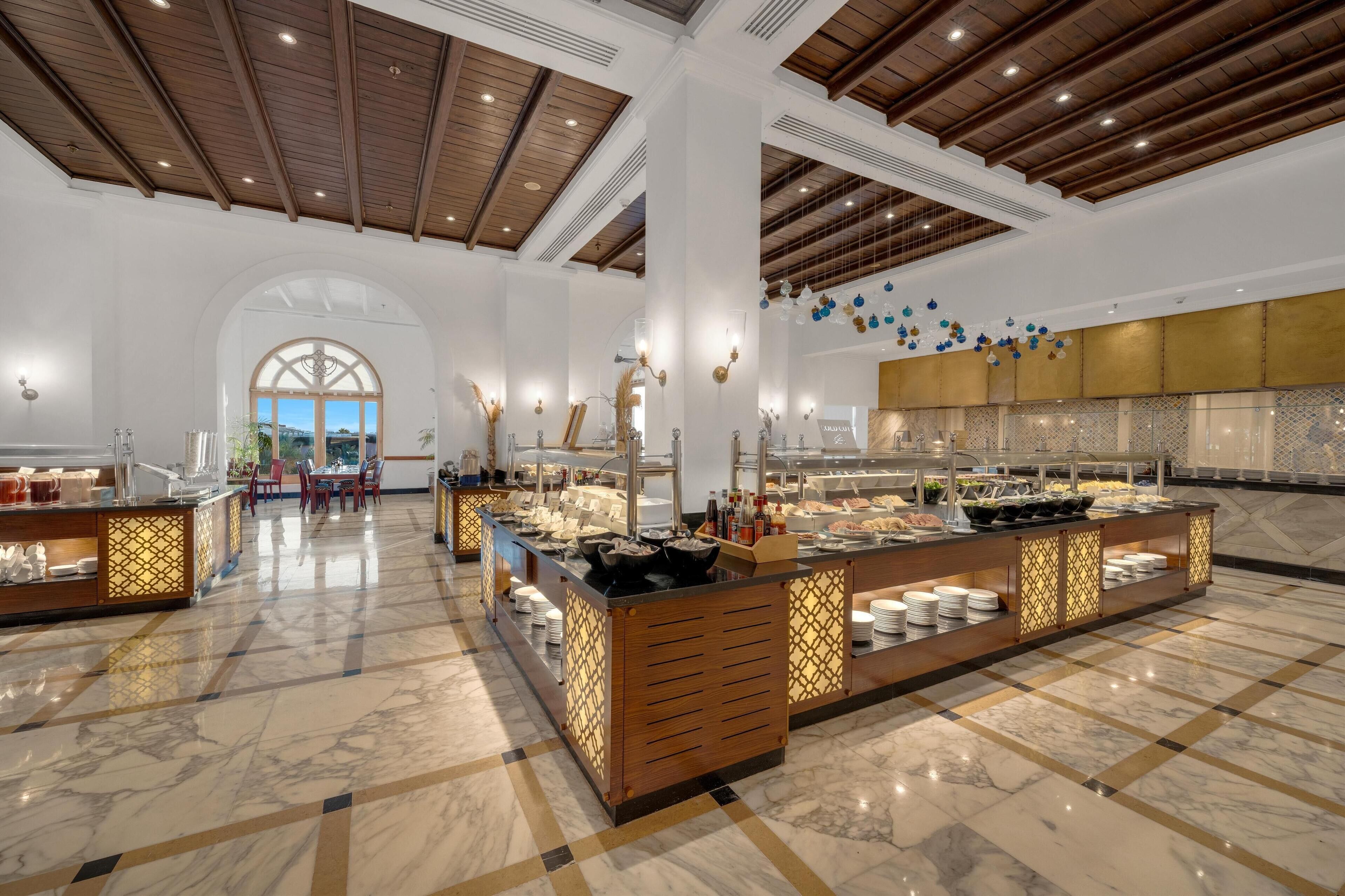 5 restaurants, breakfast, lunch, dinner served; seafood