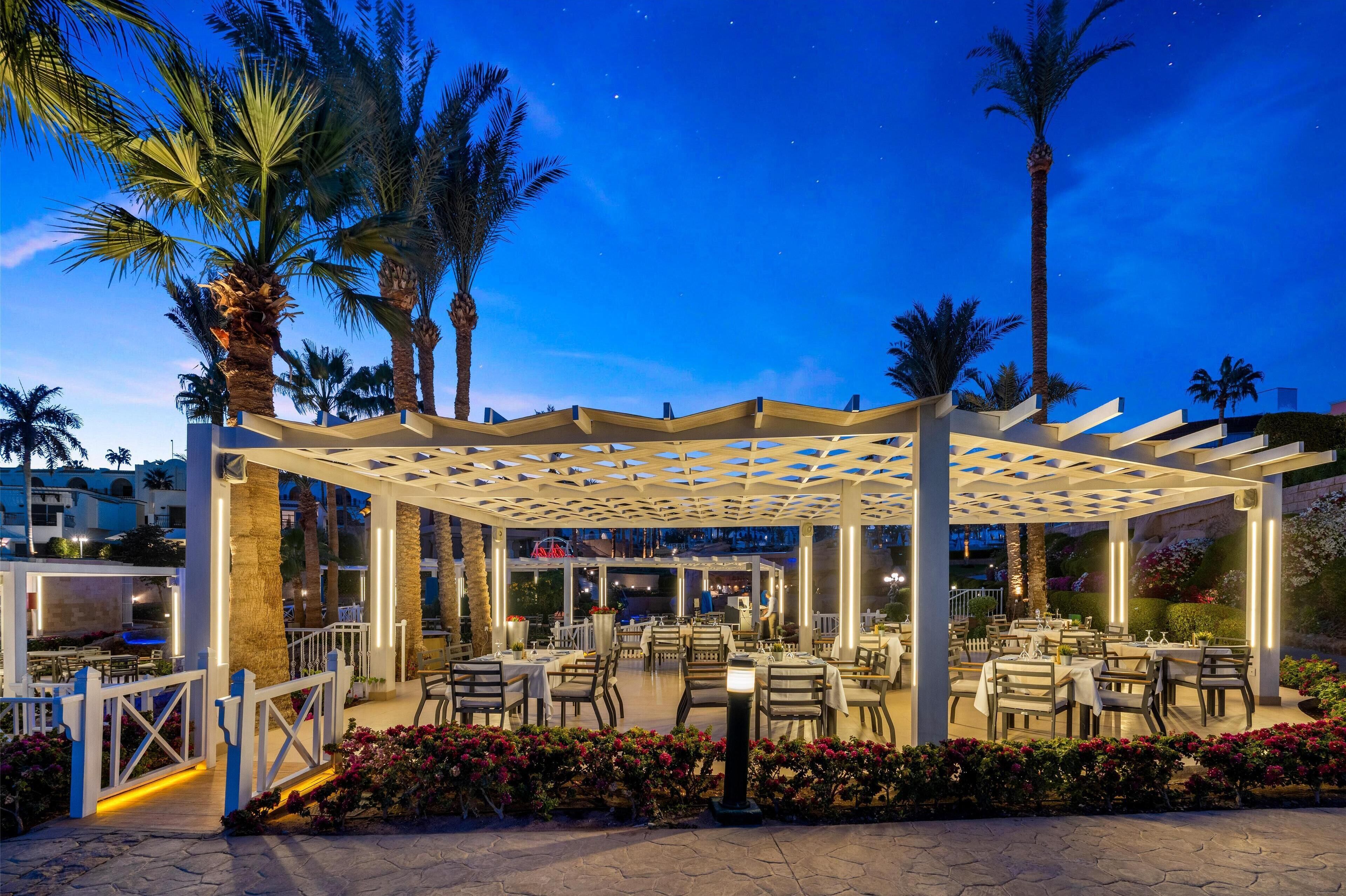 5 restaurants, breakfast, lunch, dinner served; seafood