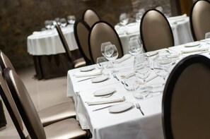 Breakfast and dinner served, Spanish cuisine - Costa Esmeralda Suites (Suances)