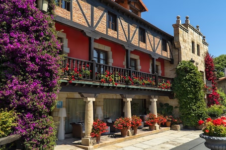 Fachada de la propiedad. Costa Esmeralda Suites