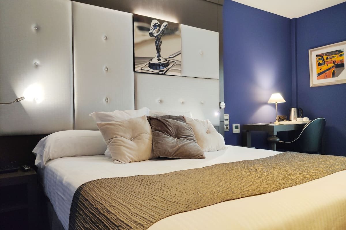 junior suite, jetted tub | 1 bedroom, minibar, in-room safe, desk