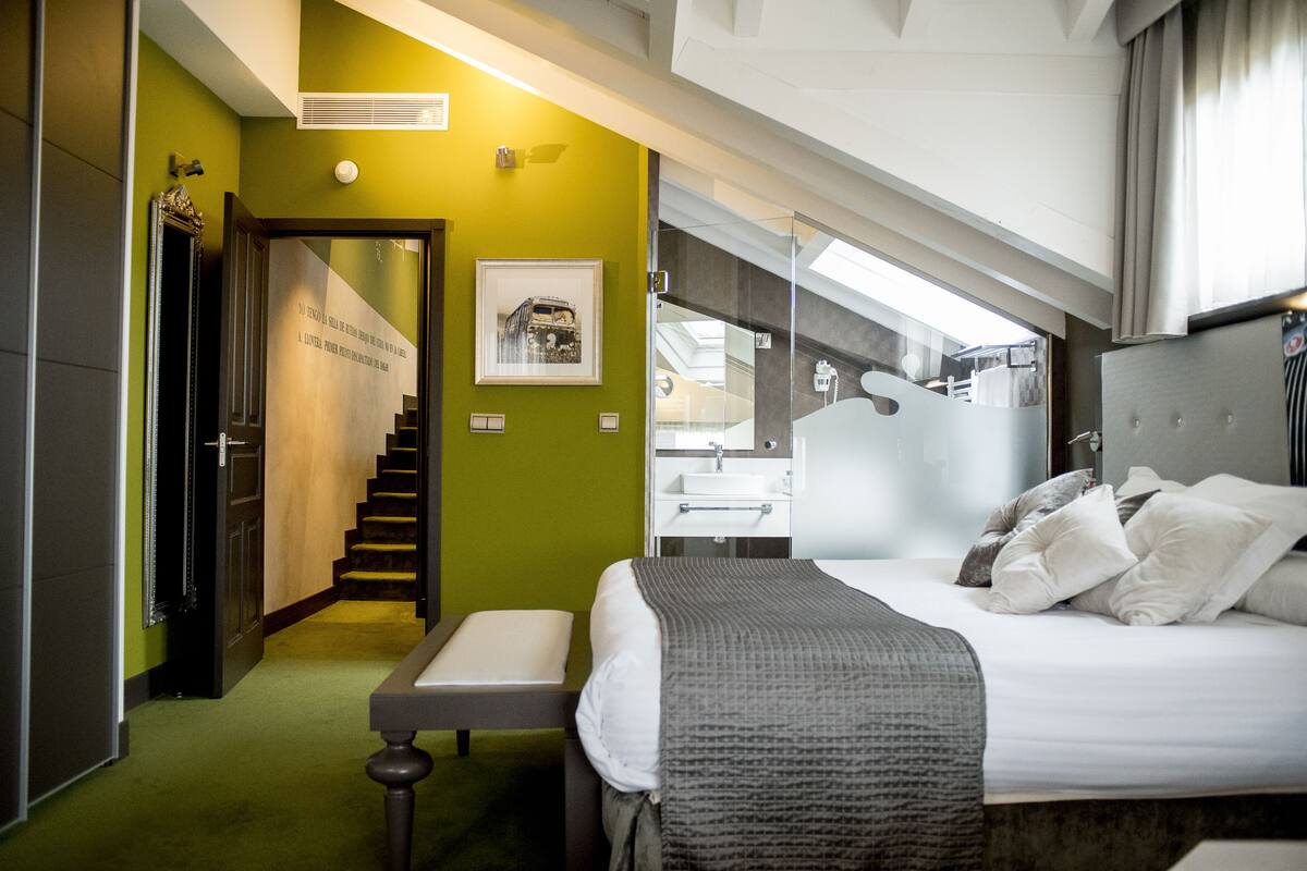 junior suite, jetted tub | 1 bedroom, minibar, in-room safe, desk